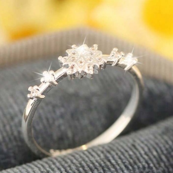 925 Sterling Silver Cubic Zirconia Snowflake Ring - Picture 4 of 10